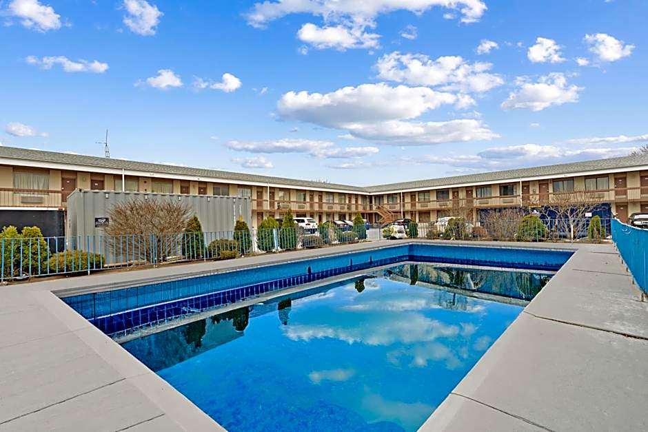 Niagara Lodge & Suites