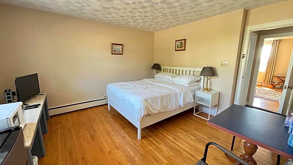 Admiral's Quay Motel & Suites