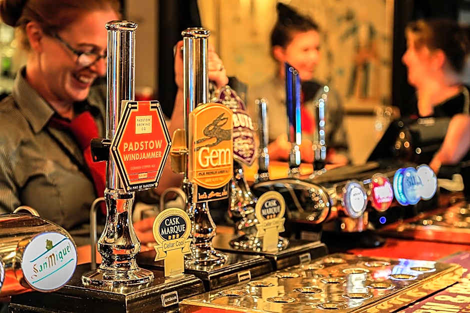 The Pickwick Inn & Oliver's Restaurant