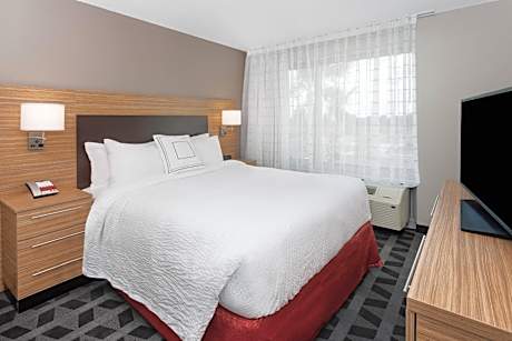 One-Bedroom Queen Suite with Sofa Bed and Roll-in Shower - Mobility Accessible