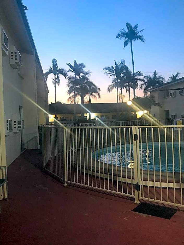 Emerald Central Hotel Official