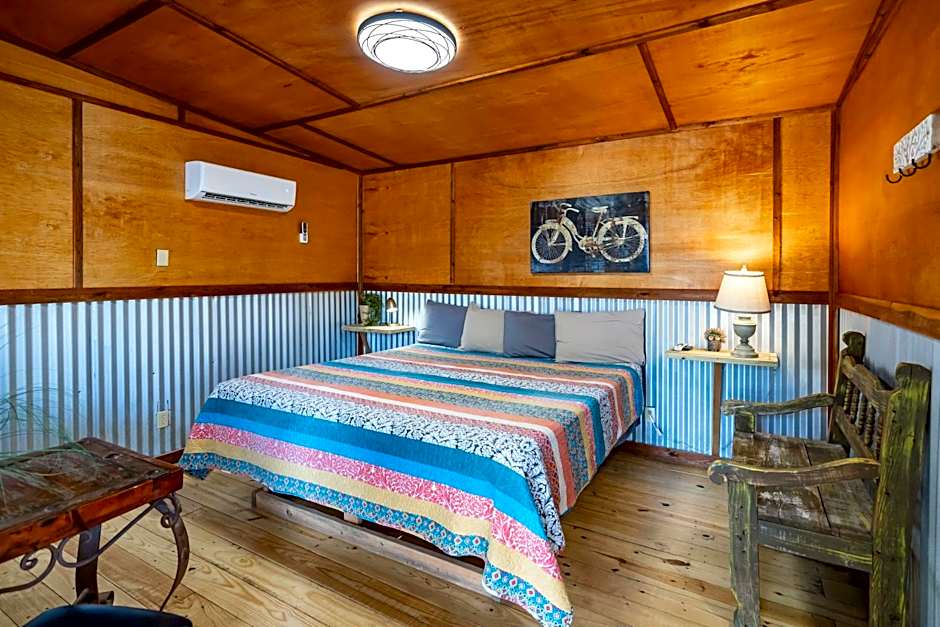 The Historic Leakey Inn