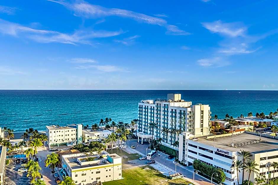Walkabout 5 Retro Hotel on the beach with live music and a bar