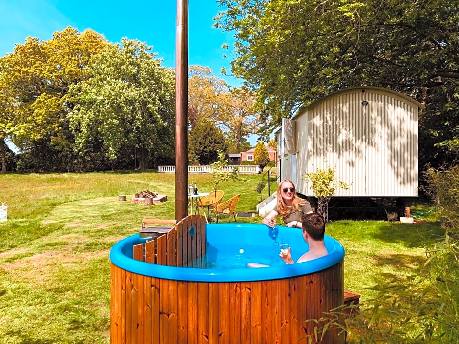 Somerleyton Meadows - The Hideaway Hut & Hot Tub