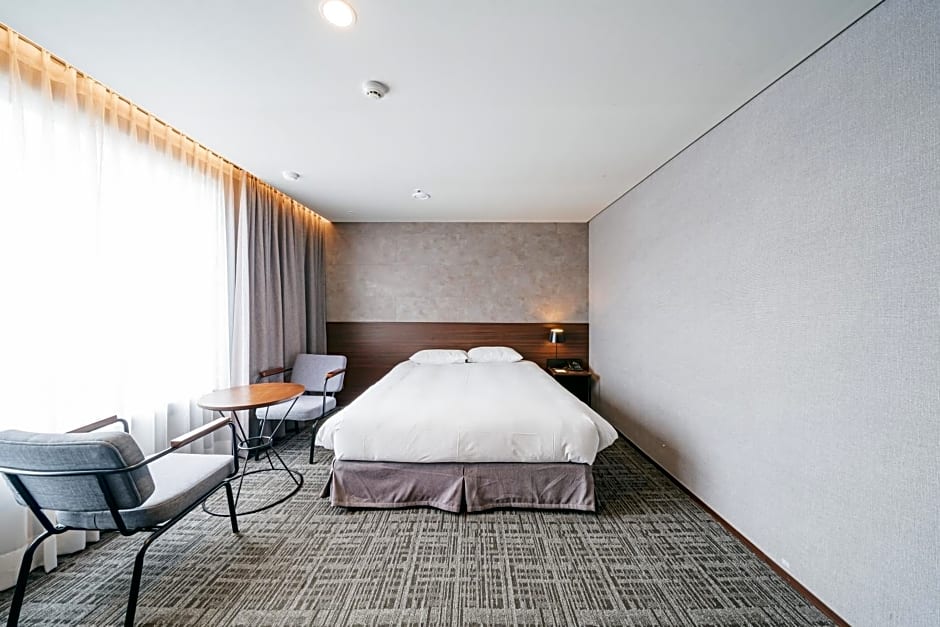 Hotel With City