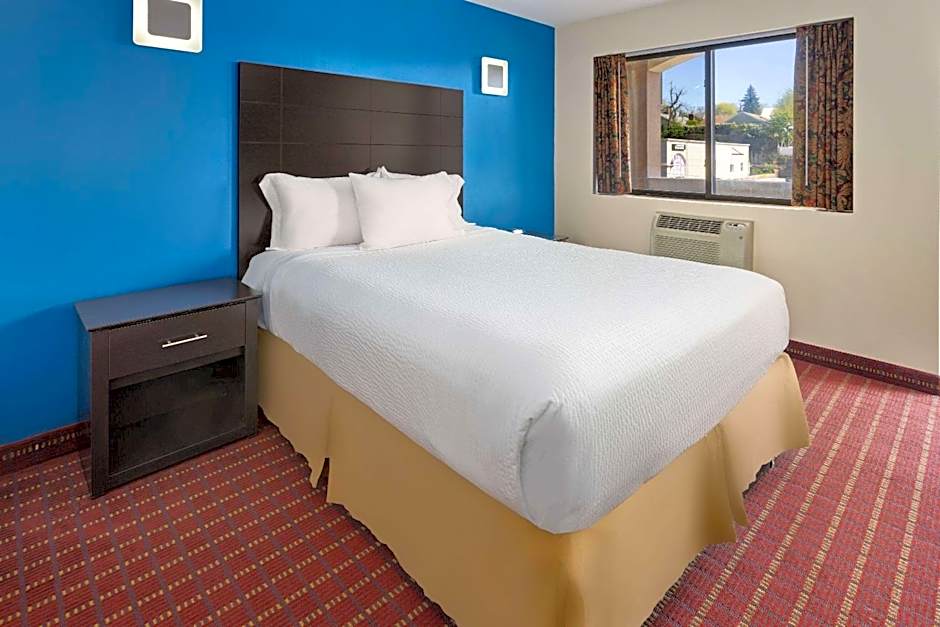 Travelodge by Wyndham Manhasset