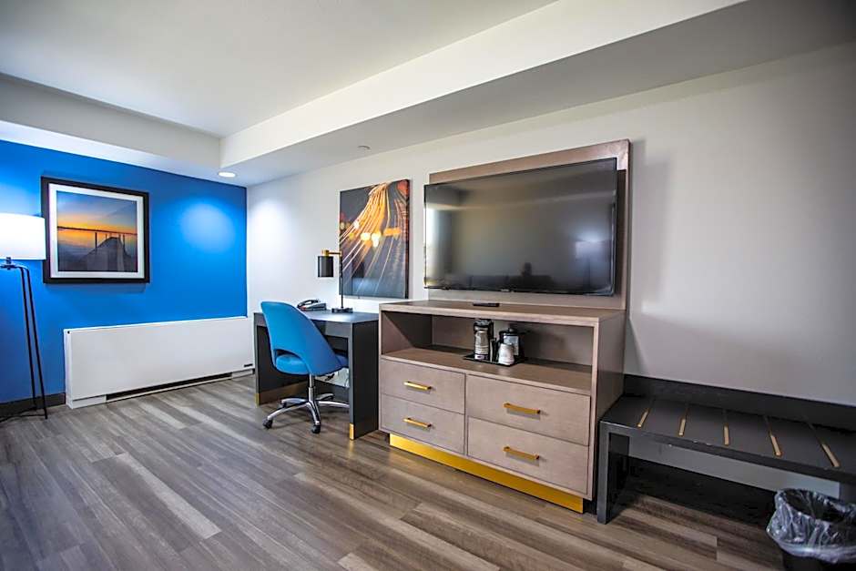 La Quinta Inn & Suites by Wyndham Dallas I-35 Walnut Hill