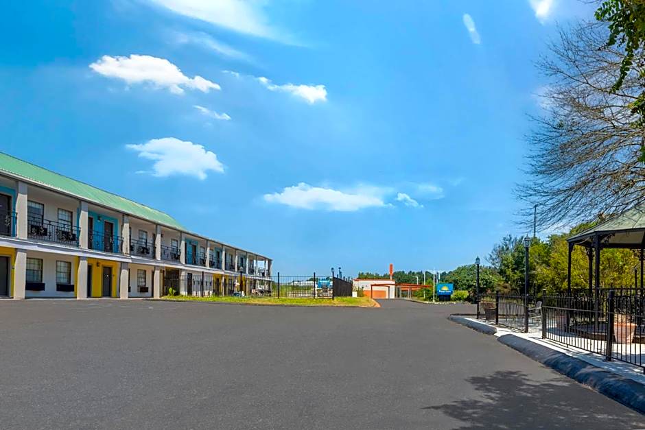 Days Inn by Wyndham Natchitoches
