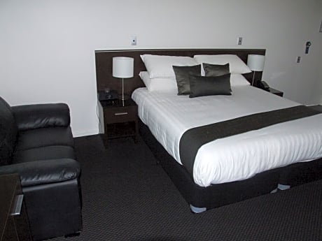 Superior Room 1 Queen Bed