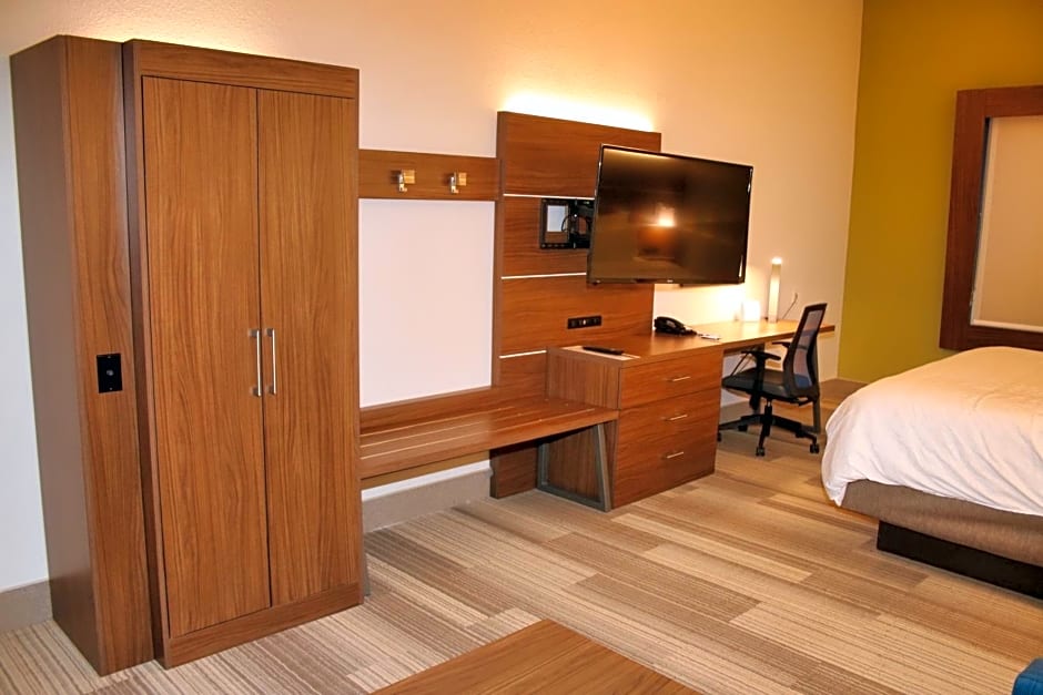 Holiday Inn Express & Suites Douglas By IHG