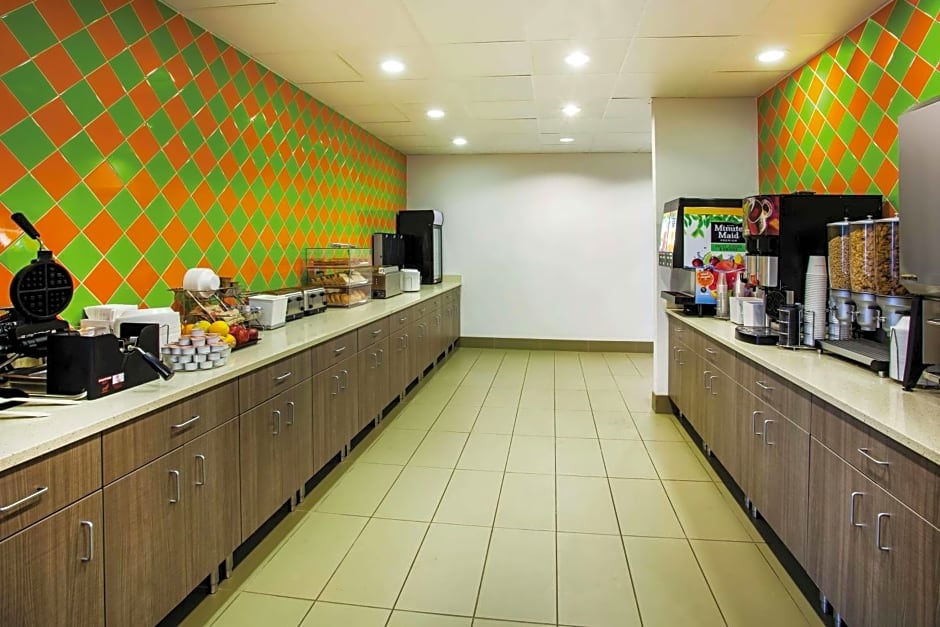 La Quinta Inn & Suites by Wyndham St Paul-Woodbury