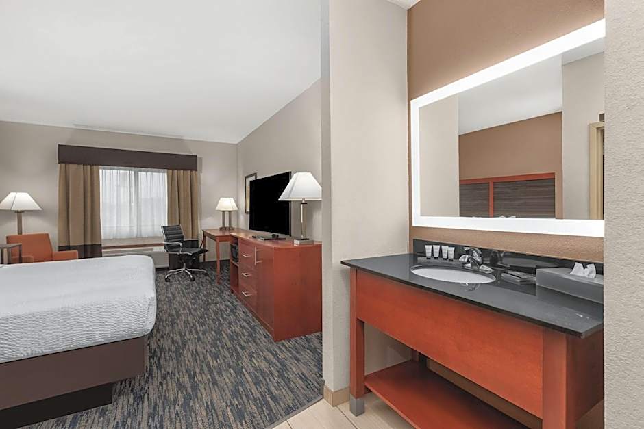 La Quinta Inn & Suites by Wyndham Midwest City - Tinker AFB