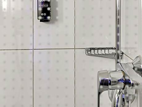 Room with 1 double bed (63x79 inches [160x200 cm]), new sleep-easy concept