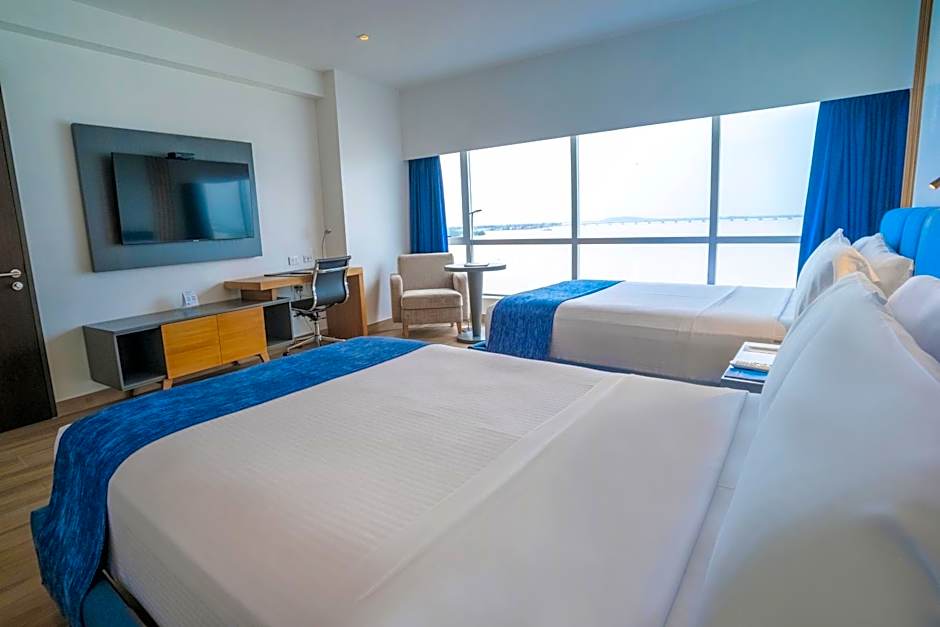 Wyndham Guayaquil, Puerto Santa Ana