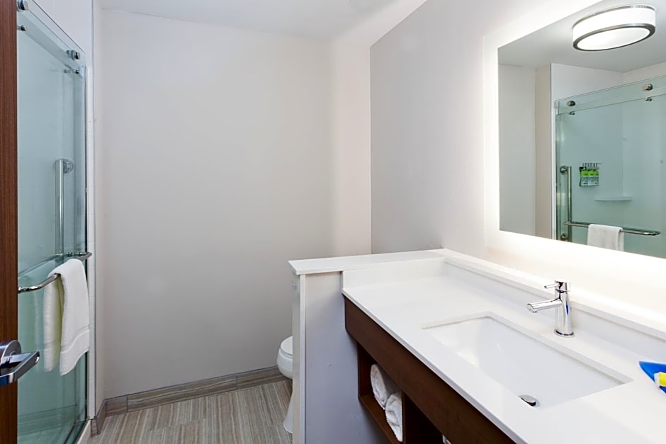 Holiday Inn Express & Suites - Fayetteville, an IHG Hotel