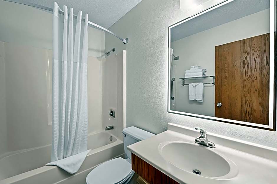 Super 8 by Wyndham Alexandria MN