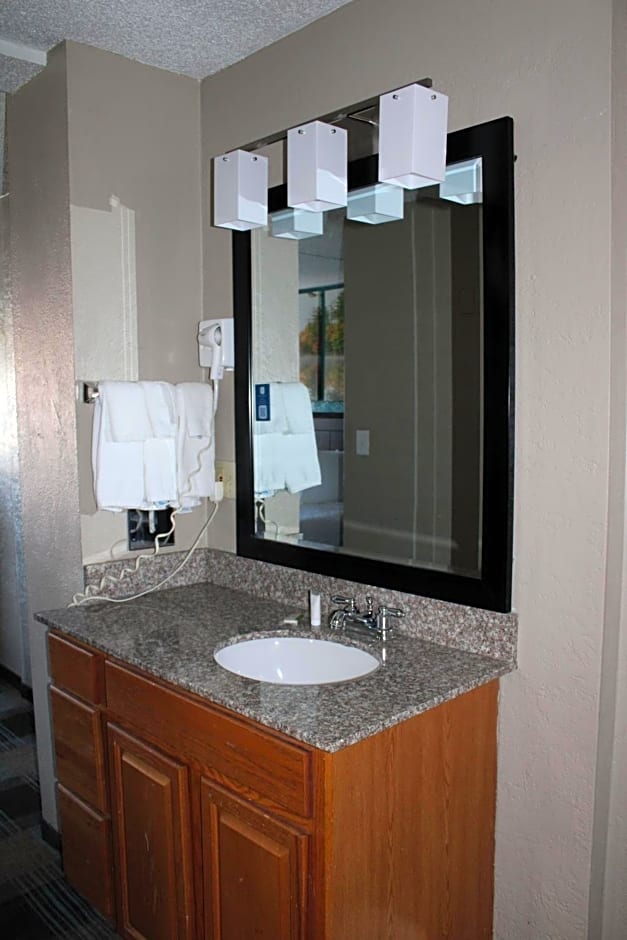 Days Inn & Suites by Wyndham Springfield on I-44