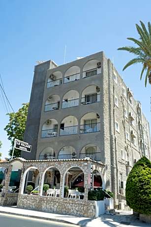 Le Village Hotel