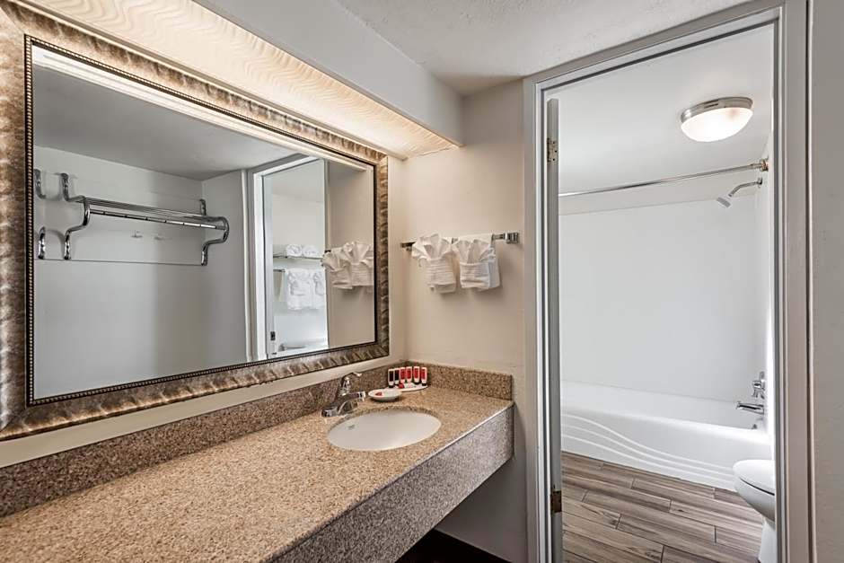 Days Inn & Suites by Wyndham Lodi