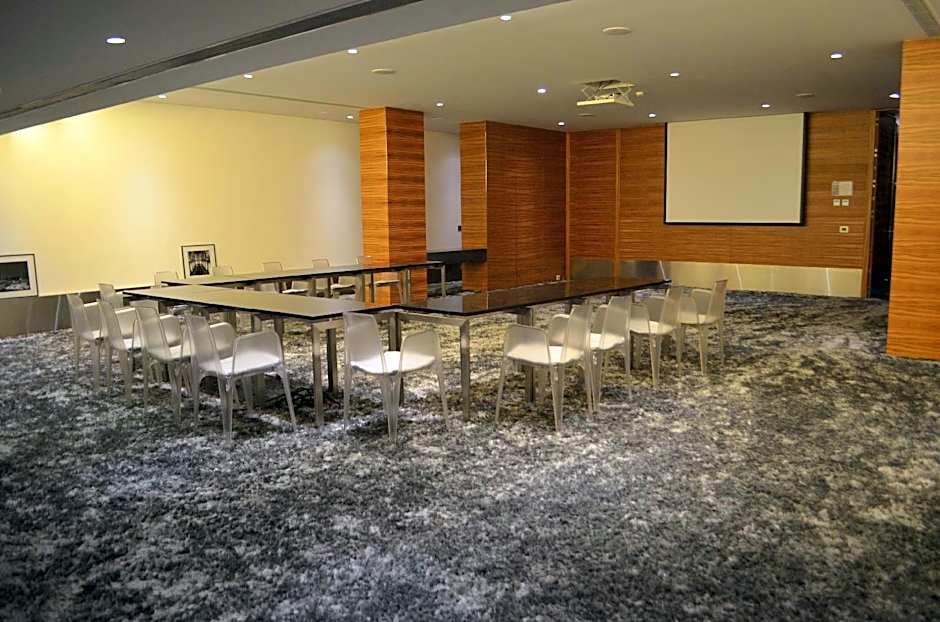 Warwick Stone 55 Hotel