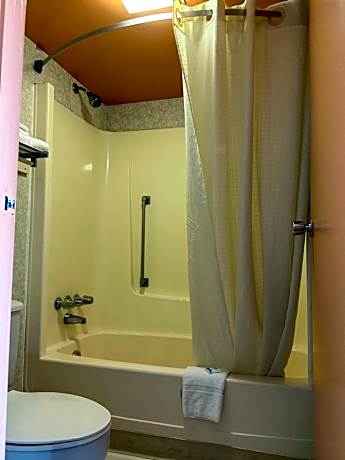 Efficiency Queen Room - Smoking