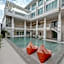 De Hug Hotel and Residence