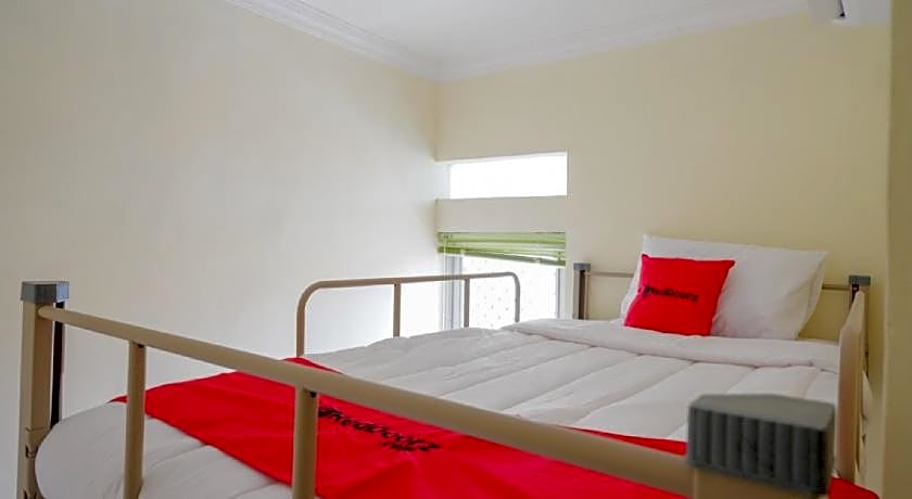 RedDoorz Hostel near Kota Lama Semarang