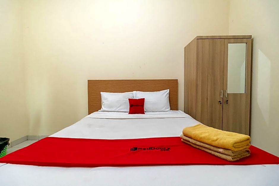 RedDoorz @ Jalan Kolonel Haji Burlian Palembang 2
