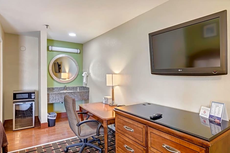 Travelodge by Wyndham Savannah Midtown