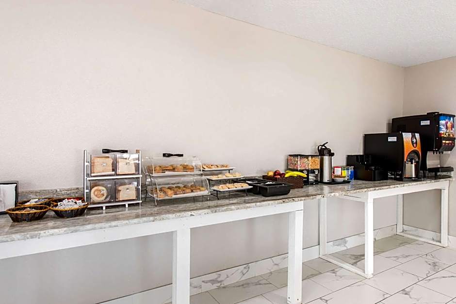Clarion Inn & Suites Kissimmee-Lake Buena Vista South