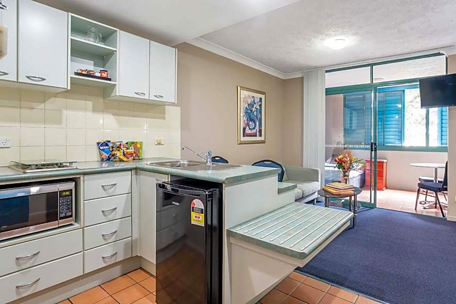 AAA Airport Albion Manor Apartments and Motel