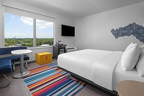 King Room with Roll-in Shower - Mobility Accessible