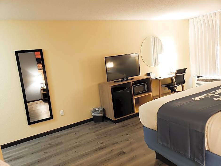 Days Inn & Suites by Wyndham Merrillville