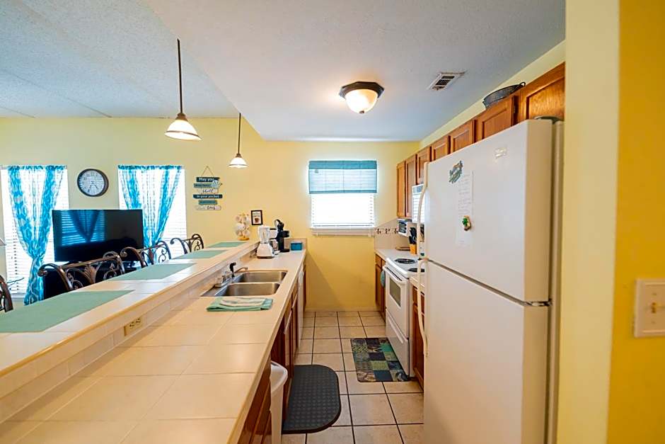 Affordable SPI family condo - walking distance to the beach, Sleeps 6, Third Floor, 2025 Traveler Award
