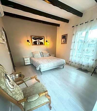 Deluxe Room (2 Adults + 1 Child)