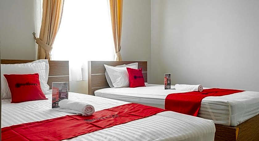 RedDoorz near Siloam Karawaci 3