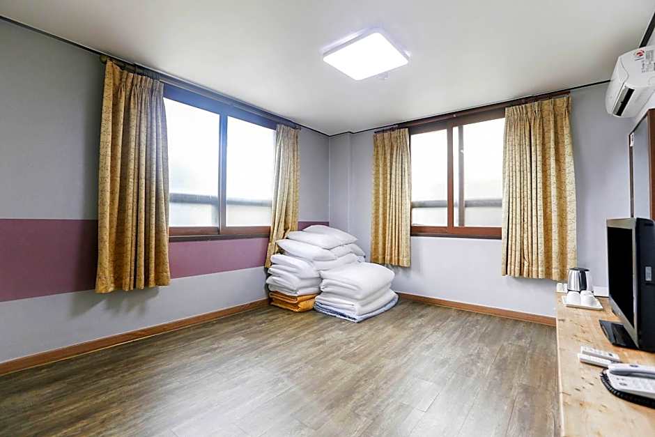 New Manhattan Tourist Hotel