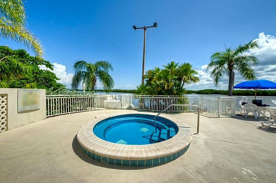TAMPA BAY, BEACH step away, WIFI, FREE PARKING,POOLS, JACUZZI