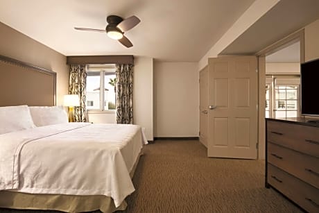 King Suite - Mobility Access/Non-Smoking