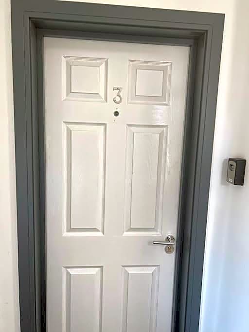 Newly refurbished studio, great location 8 studios