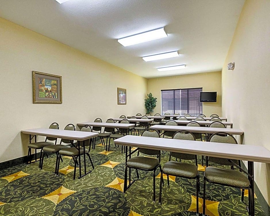 Days Inn & Suites by Wyndham Houston / West Energy Corridor