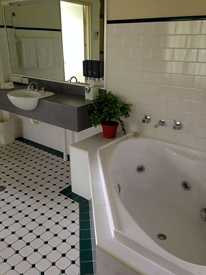 Francis Phillip Motor Inn and The Lodge