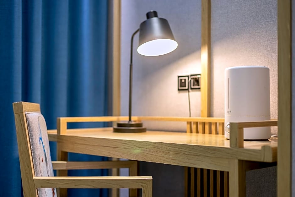 Rezen Hotel Urumqi High-speed Railway Station