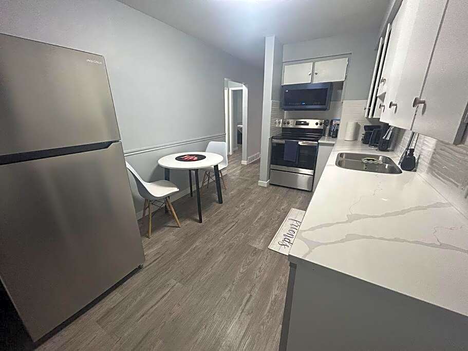 Cute Highland Park Upper B Unit