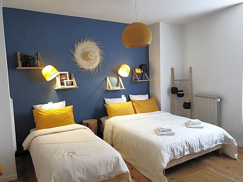 Chambres d'Hôtes et Gîtes- L'Abri sous Roche