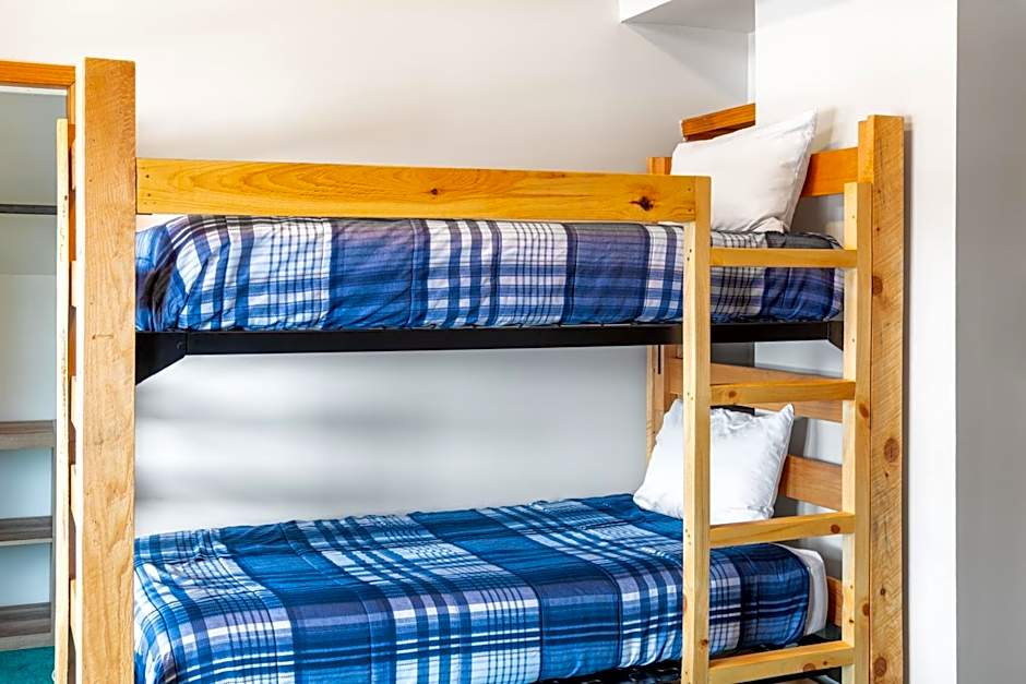 Sara Placid Inn & Suites
