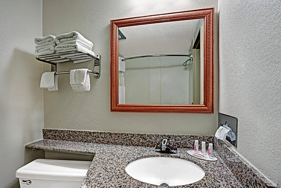 Travelodge by Wyndham Iowa City