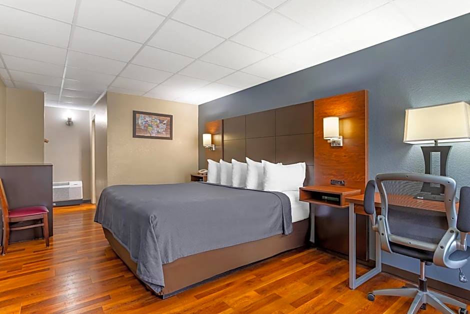 Econo Lodge Inn & Suites At The Conference Center