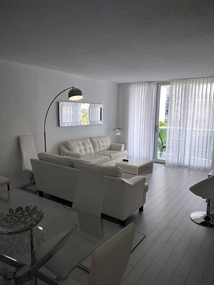 Tides Apt on Hollywood Beach