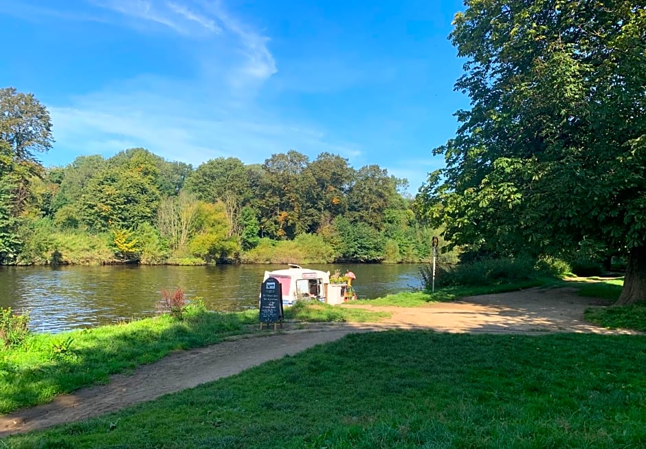 Riverside Lodge - Quaint Victorian Home By The River